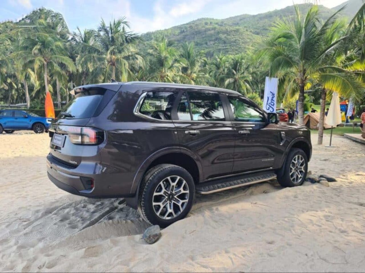 So sánh santafe và ford everest