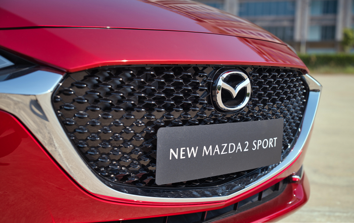 So sánh thiết kế ngoại thất giữa Mazda 2 và Accent