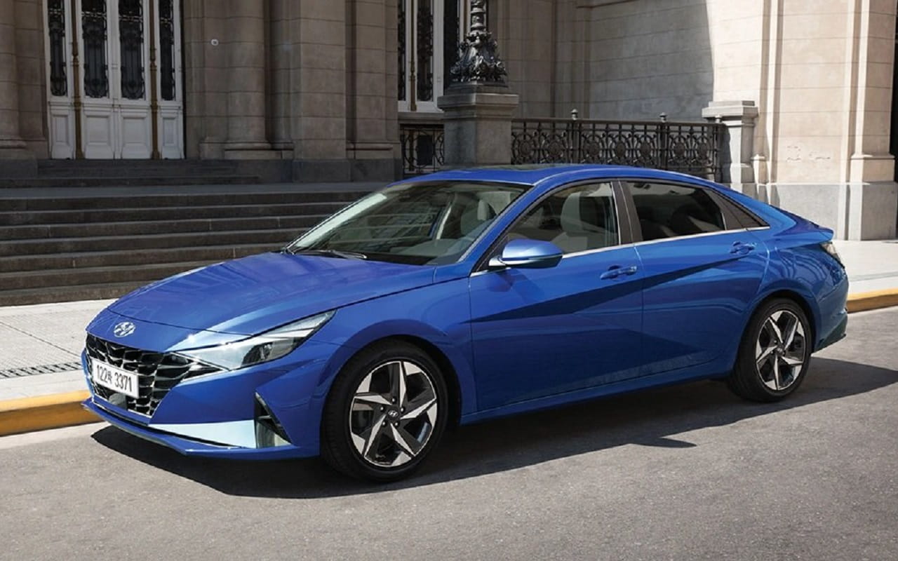 Hyundai Elantra trong thiết kế xanh dương đẹp mắt